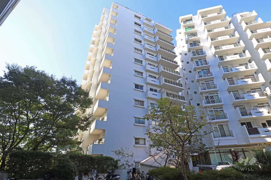 マンション雅叙苑1号棟の外観（南西側から）