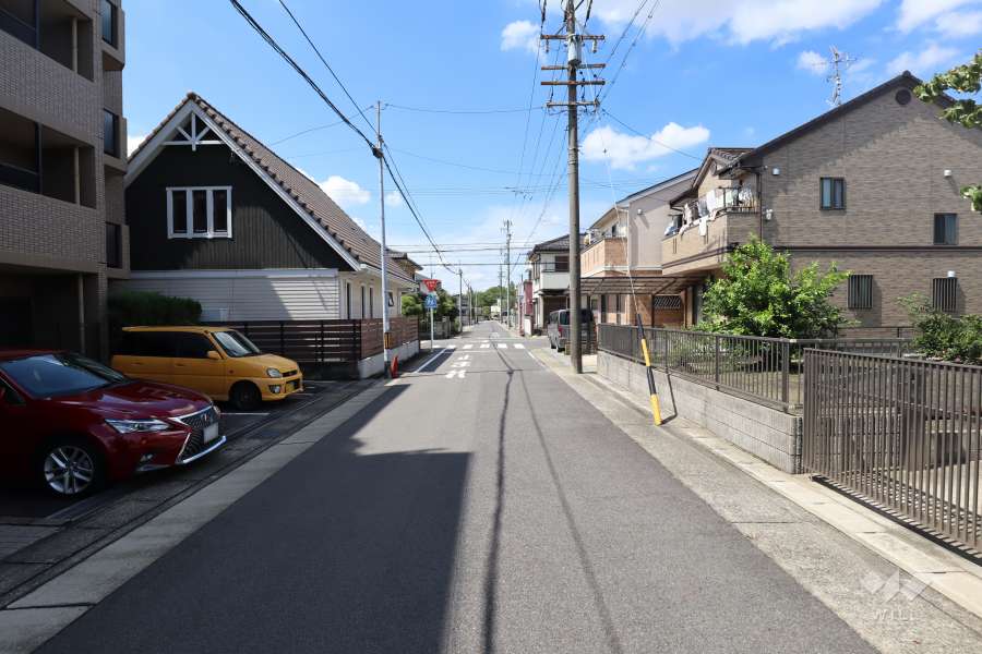 敷地北側の前面道路（東側から）
