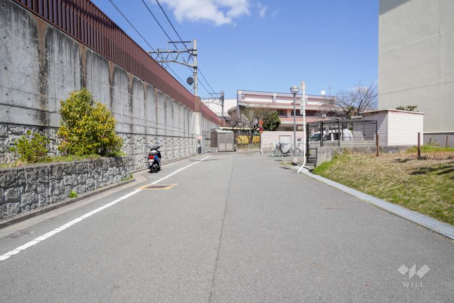敷地西側の前面道路