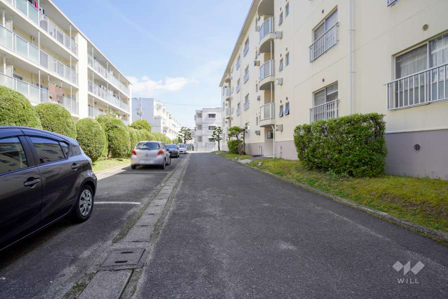 敷地内駐車場（屋外平面式）。A棟とB棟の間にあります。