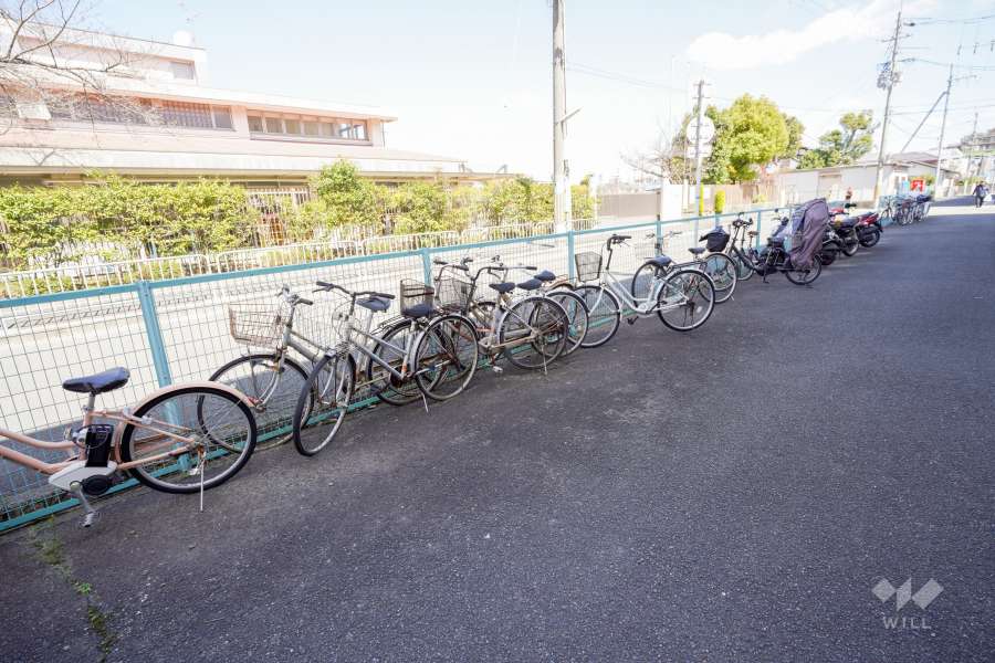 敷地北端に自転車、バイクが停められています。