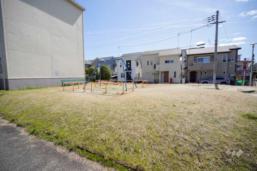 敷地内の遊具スペース