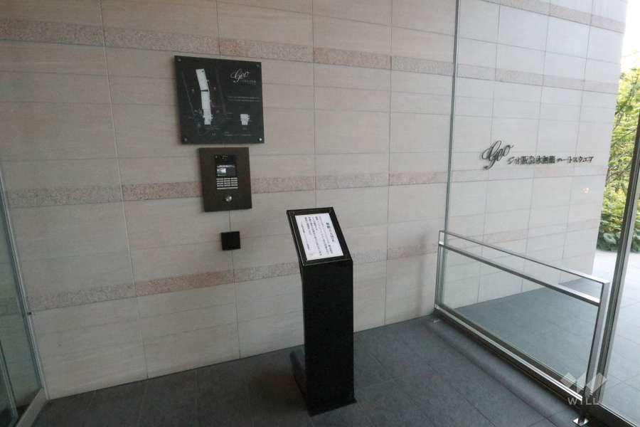 エントランス（阪急水無瀬駅側）。オートロック付きです。