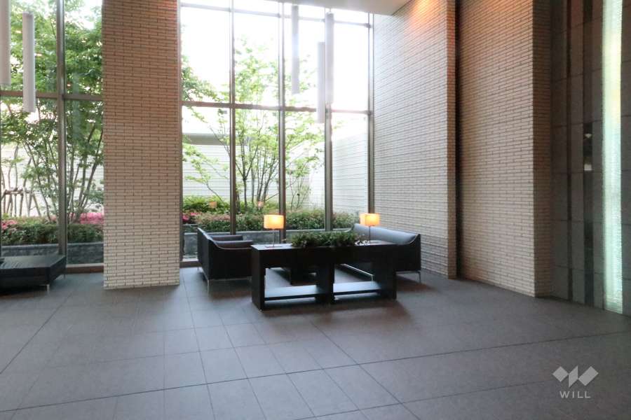 エントランスホールは解放感のある二層吹き抜けです。