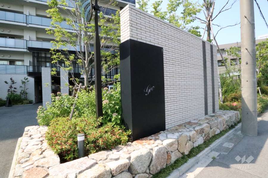 敷地入り口の銘板