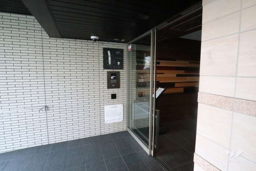 エントランス（国道側）は、オートロック付きです。