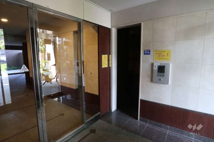 エントランスはオートロック付きです。