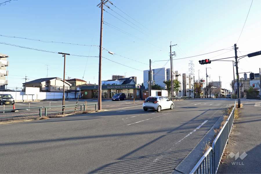 敷地南東側の前面道路（北側から）