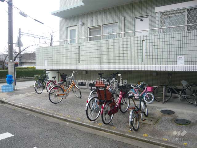 ラ・フォーレ甲子園の遠景。南には阪神本線が走り、東には川が流れています。