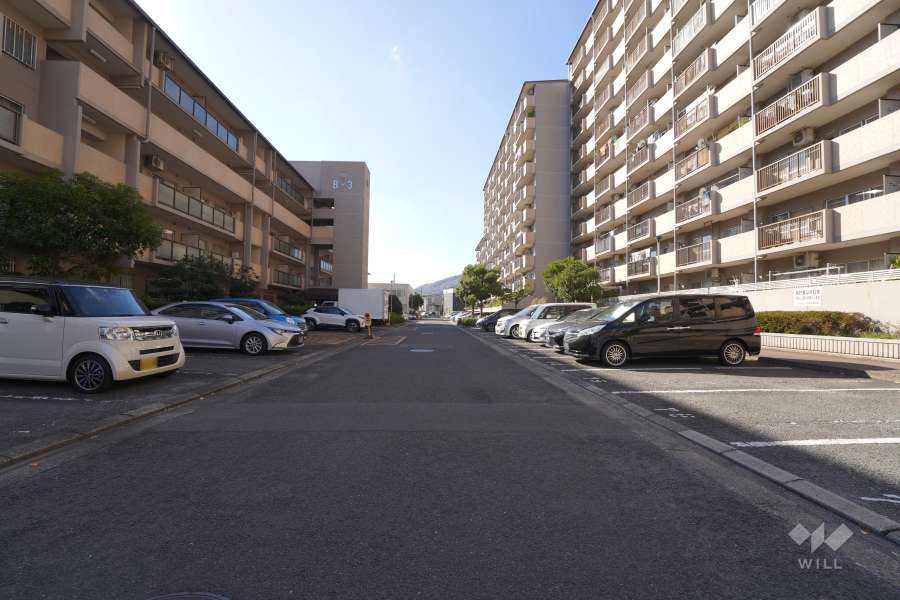 敷地南東側の前面道路（北東側から）