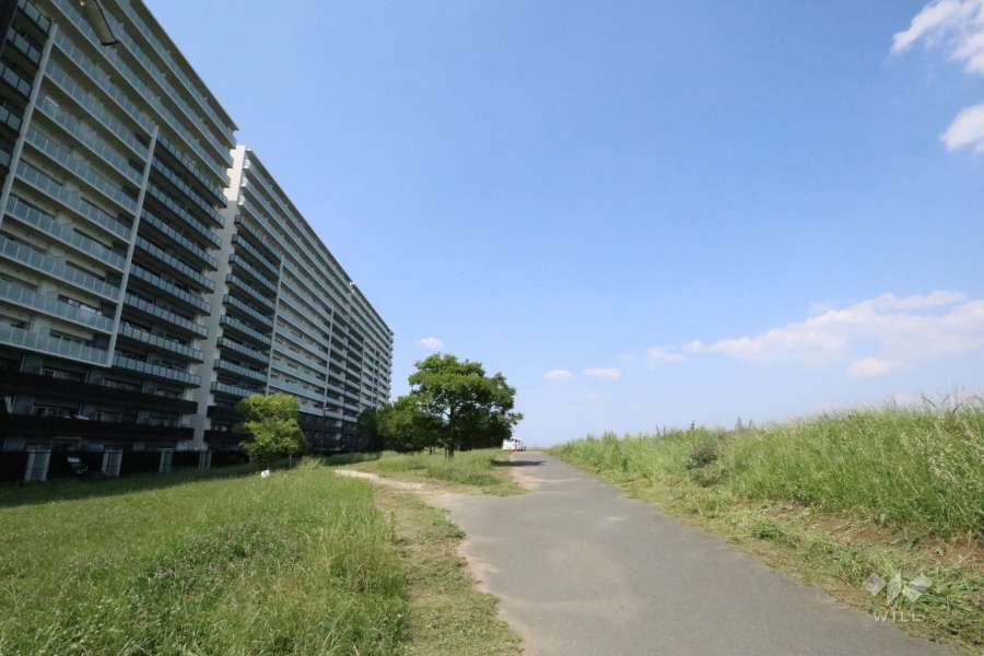 マンション南東側には淀川スーパー堤防があります