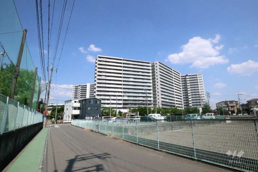 ライオンズガーデン水無瀬グランリバーの遠景。第四小学校がすぐ近くにあります。