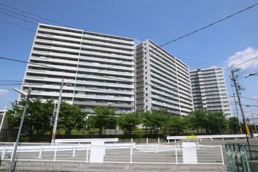 ライオンズガーデン水無瀬グランリバーの遠景。周辺は田んぼが残る閑静な住宅街です。