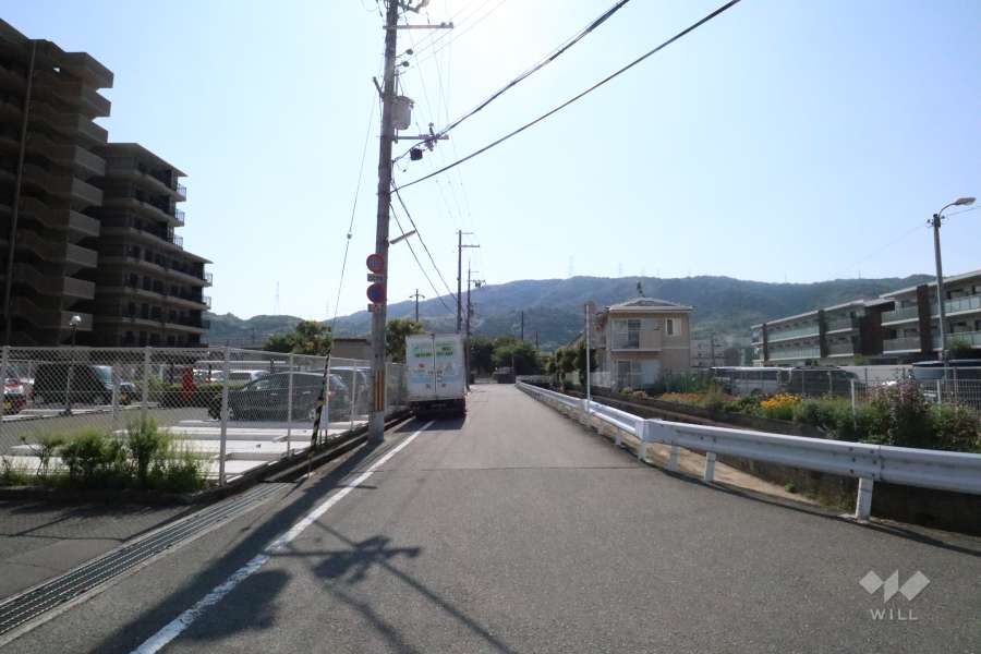 敷地南側の前面道路