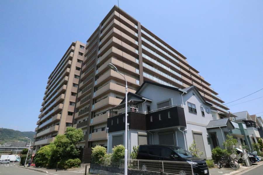 ライオンズ水無瀬ローレルコートの外観（南側から）