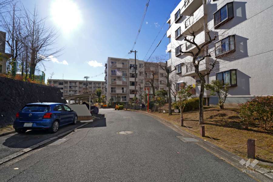 敷地東側の前面道路（北側から）
