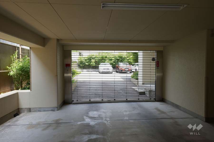 敷地内駐車場の出入口（リングシャッター付き）
