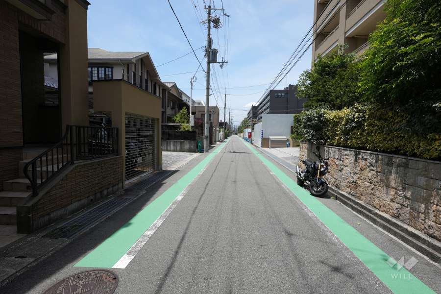敷地南側の前面道路（東側から）