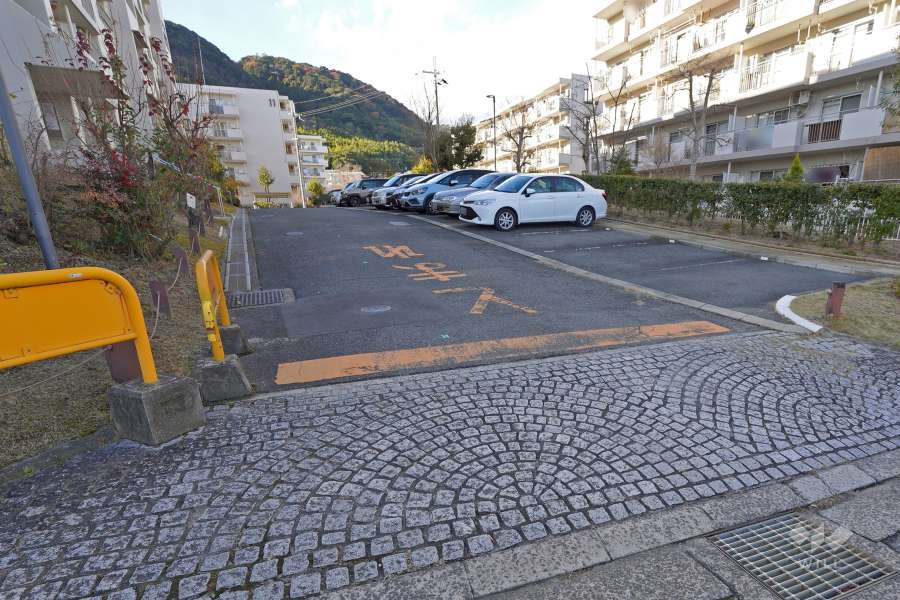 南側の敷地内駐車場（屋外平面式）