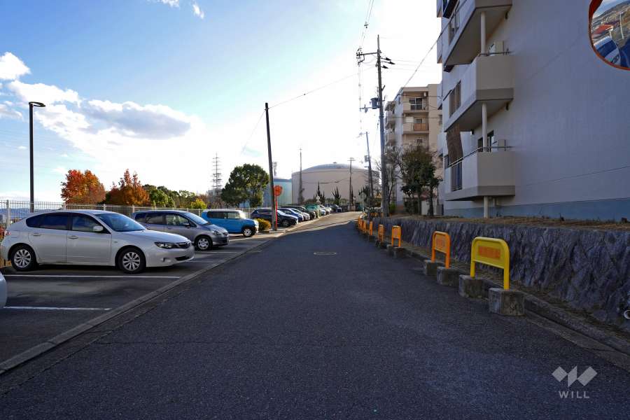 敷地東側の前面道路（北側から）