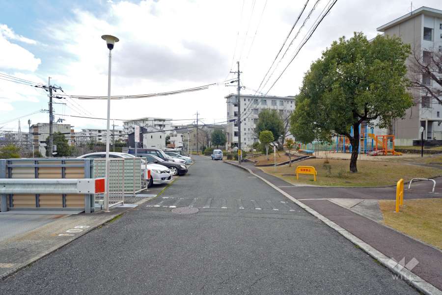 敷地東側道路とプレイロット