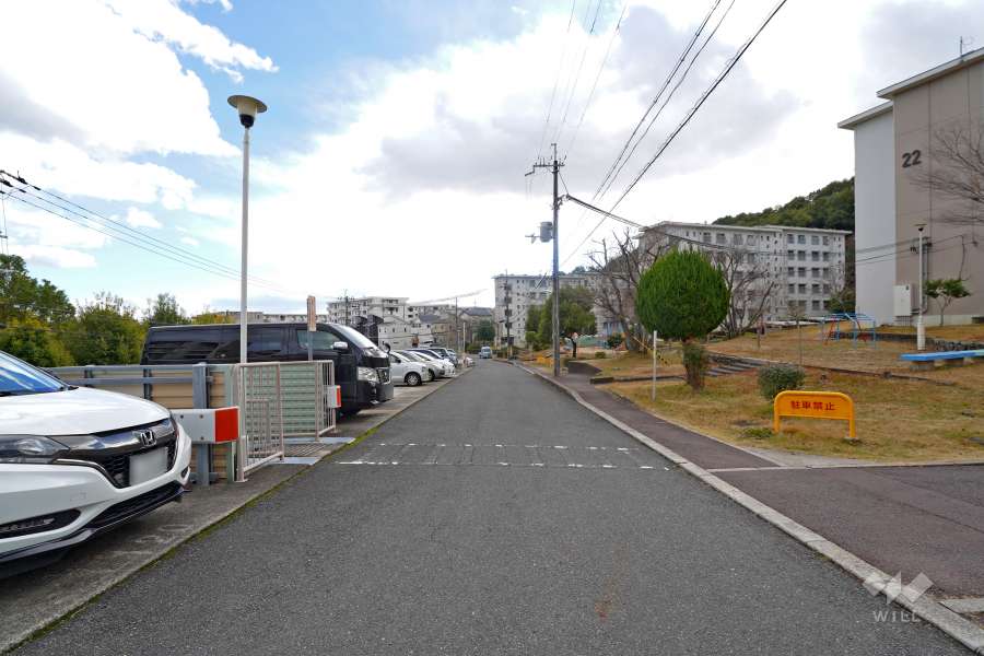 敷地東側の前面道路（北側から）