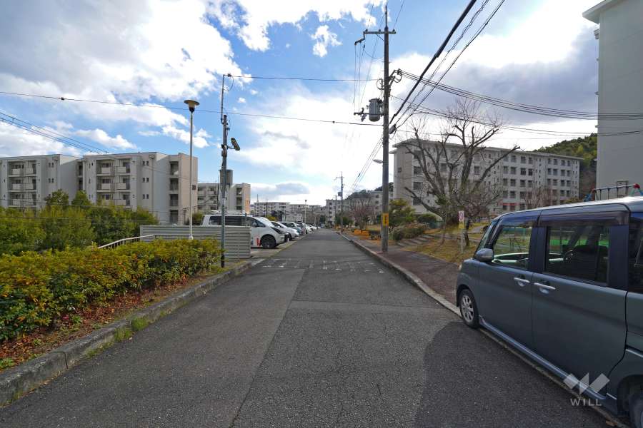 敷地東側の前面道路（北側から）