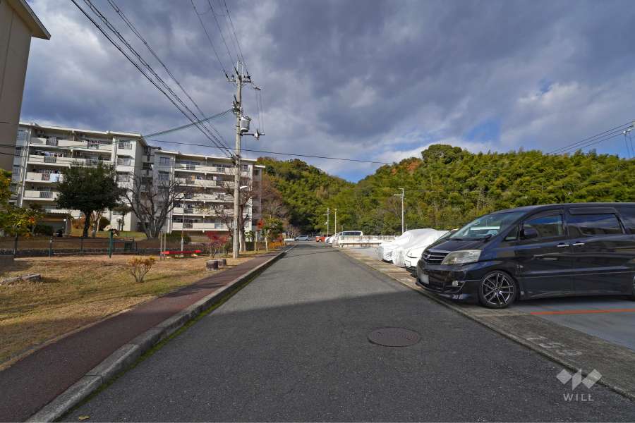 敷地東側の前面道路（南側から）