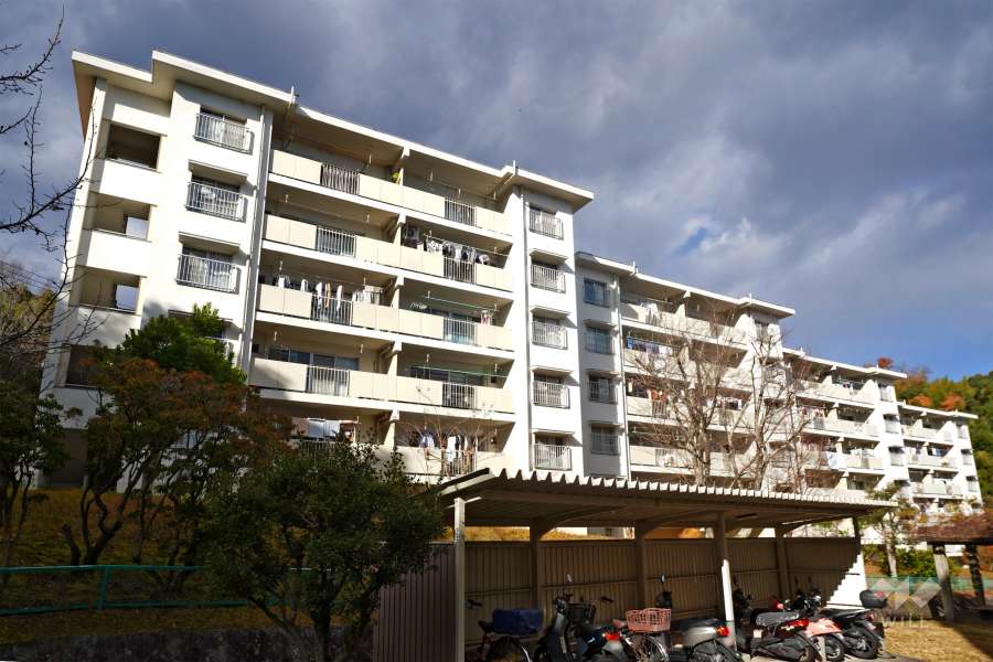 若山台第1住宅27号棟の外観（南西側から）