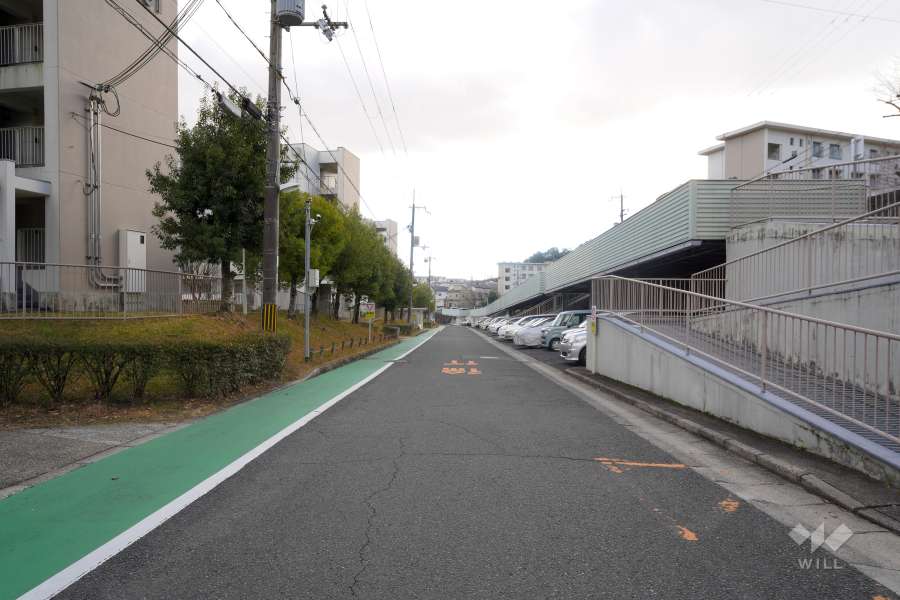 敷地西側の前面道路