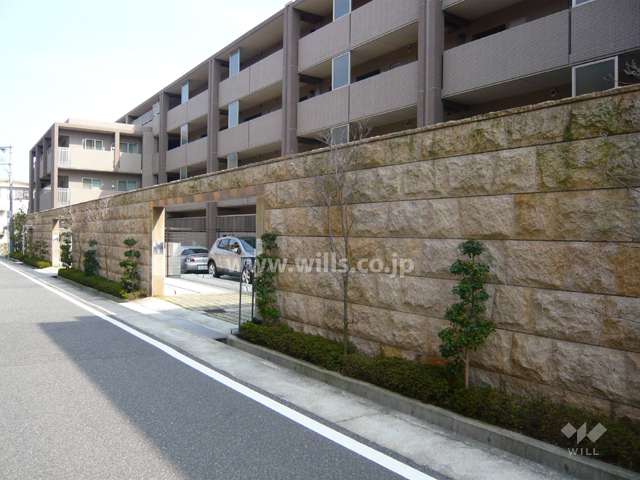北側の前面道路との間には壁が設けれています。