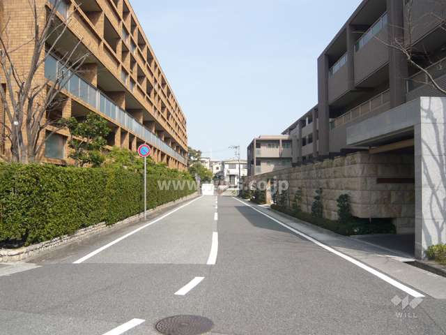 敷地北側の前面道路。周辺はマンションと一戸建てが混在するやや高台の住宅地