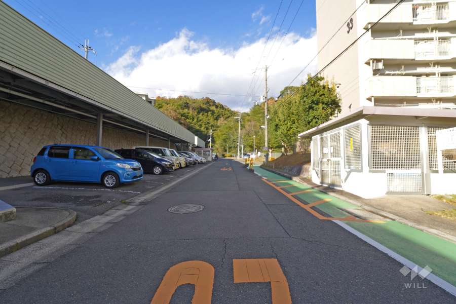敷地側の前面道路（南側から）