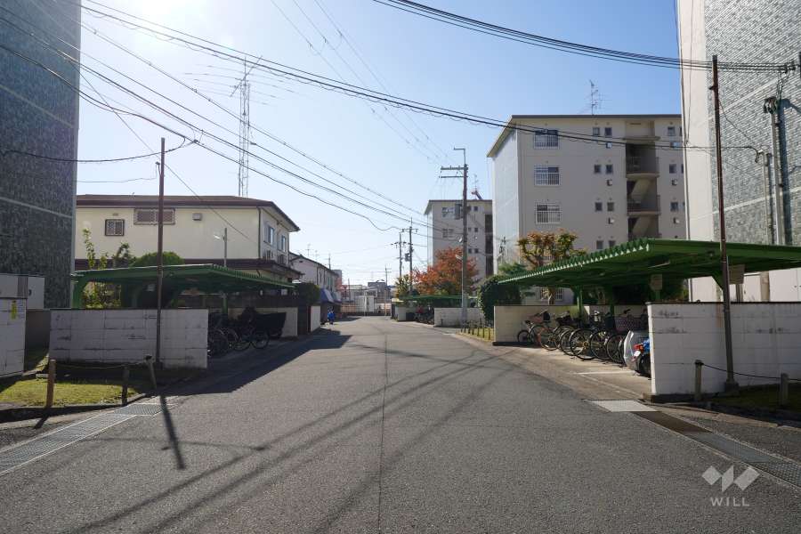 敷地西側の前面道路（北側から）