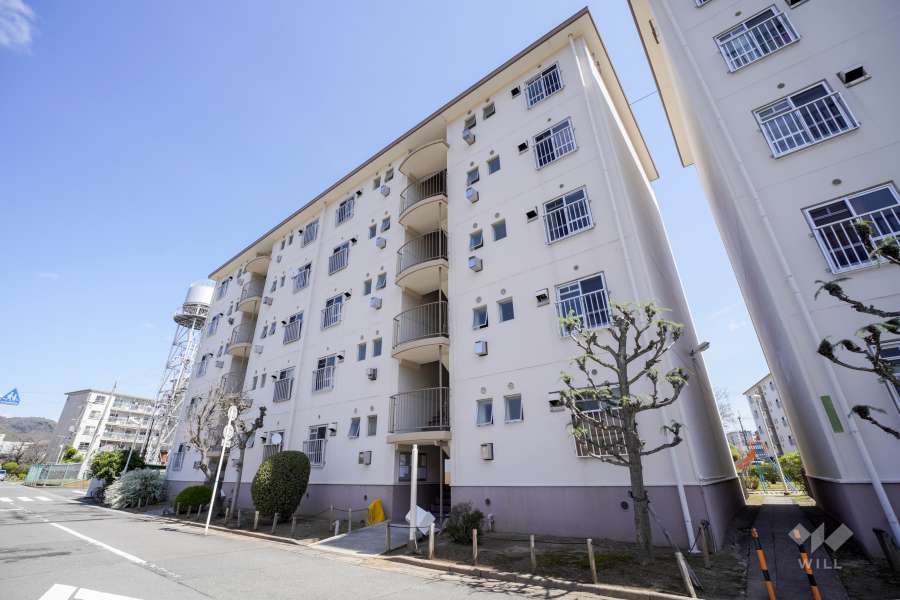 水無瀬青葉ハイツ13号棟の外観（南西側から）