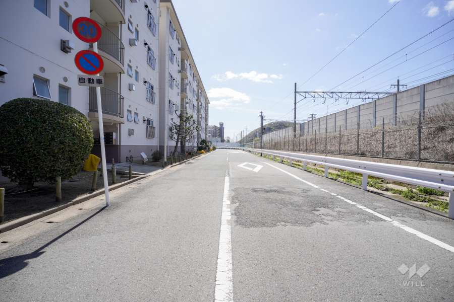 敷地西側の前面道路