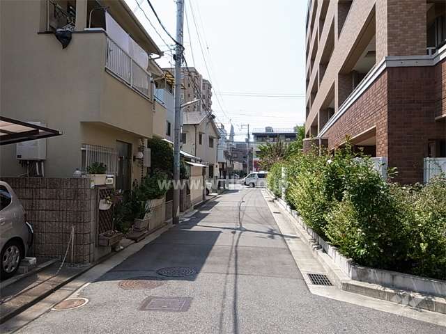 敷地南側の道路。敷地の東、南、西の3方が接道しています。