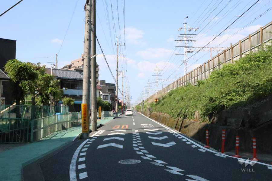 敷地東側の前面道路。道を挟んで阪急京都線と東海道新幹線が走っています。