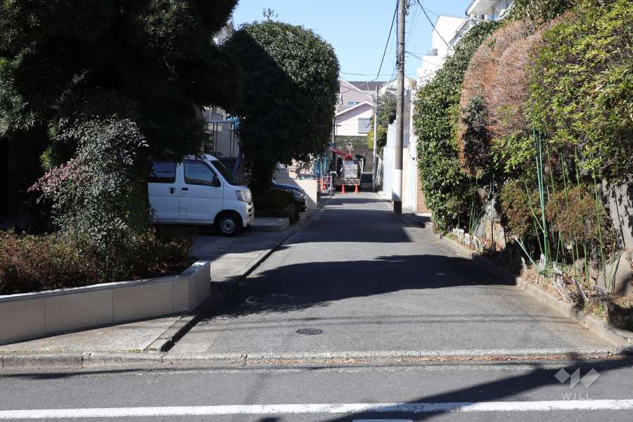 敷地北側の前面道路（東側から）