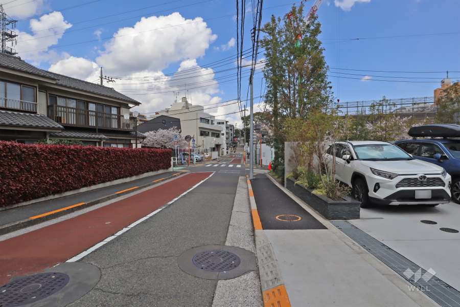 敷地北側の前面道路(西側から)