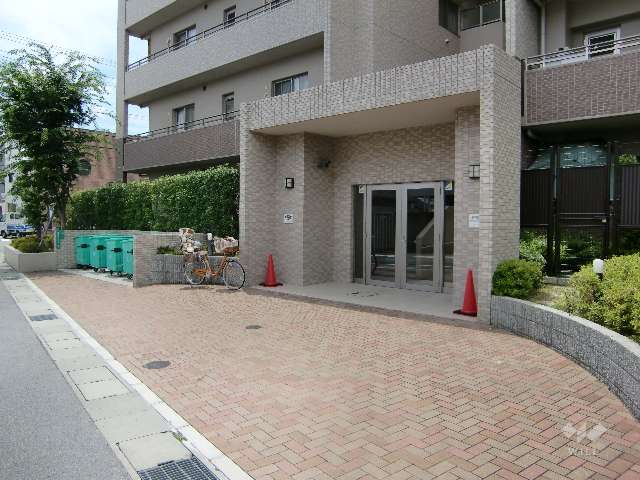 マンションの裏口