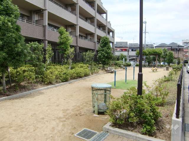 マンション東側の敷地内公園