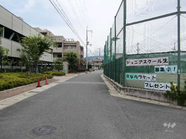 マンション北側にはテニスコートがあります。