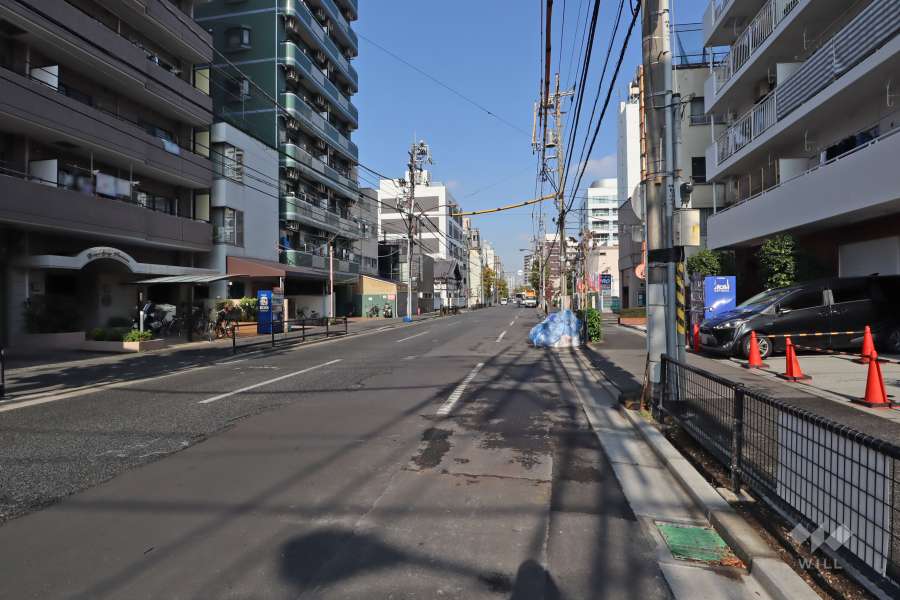 敷地西側の前面道路(南側から)