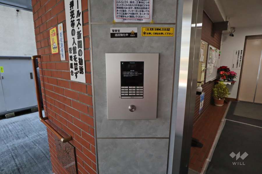 エントランスはオートロック付きです。