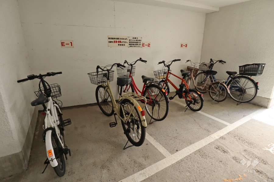 屋内に設けられた駐輪場