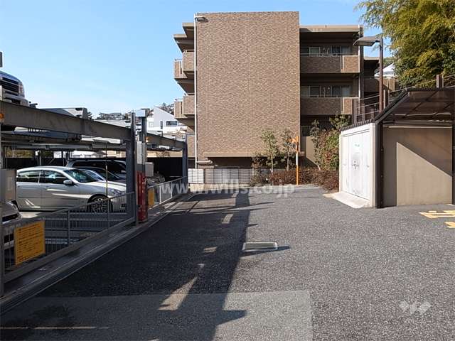 敷地内駐車場。機械式と一部平面式もあります。