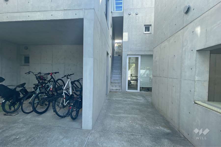 エントランスと駐輪場