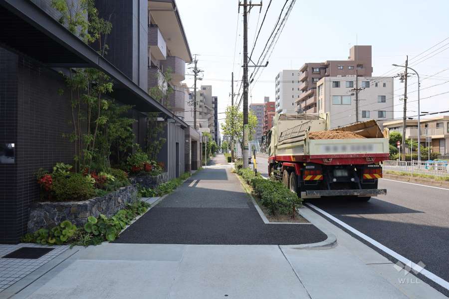 敷地北側の前面道路(東側から)