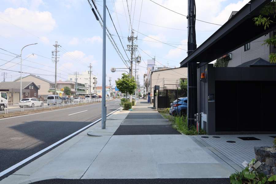 敷地北側の前面道路(西側から)